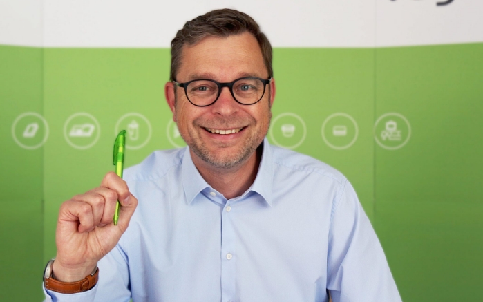 Mitarbeiter mit Stift in der Hand